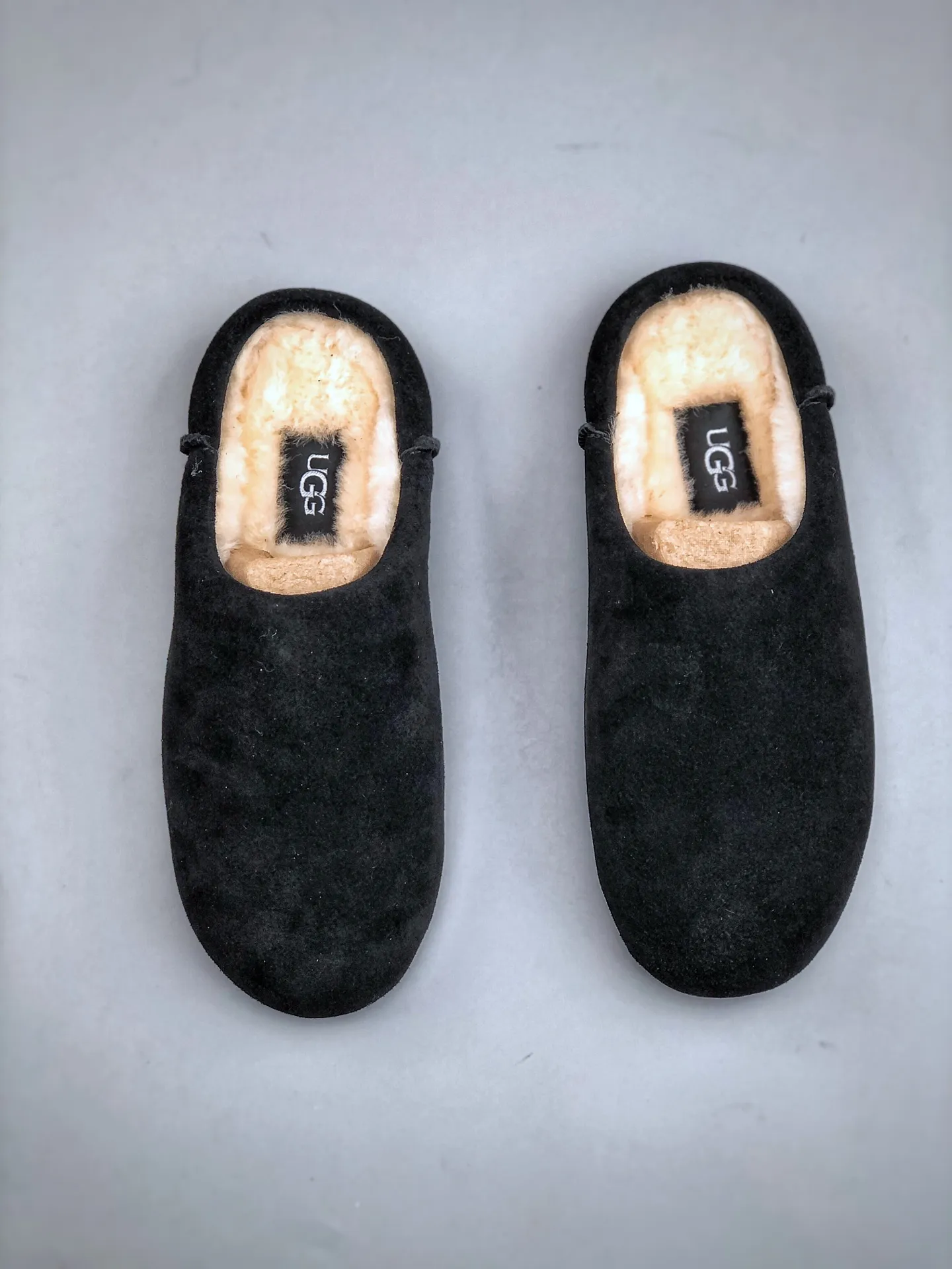 Local pick-up💰560 supports store placement. The top version of ugg on the market. 25 new models. UGG Classic Micro. Classic super mini. Classic boot type with lower cut design. Easy to match at home and out. Produced by a large foreign trade factory in Guangzhou. Toe to insole. Genuine sheep fur integrated. Independent outer box packaging. Chip with waterproof technology. Different from any version on the market. Independently developed original outsole and cashmere insole to keep you warm in winter and suitable for home use. In recent years, uug has launched a style series that is partially geared towards the preferences of young consumers and has also moved to the forefront of fashion trends. Shoe body material Water-repellent coated suede upper 17 mm UGGPURE™ implanted wool insole Lightweight non-slip and comfortable rubber outsole With brand LOGO trademark Comes with a full set of packaging Size: 35-40